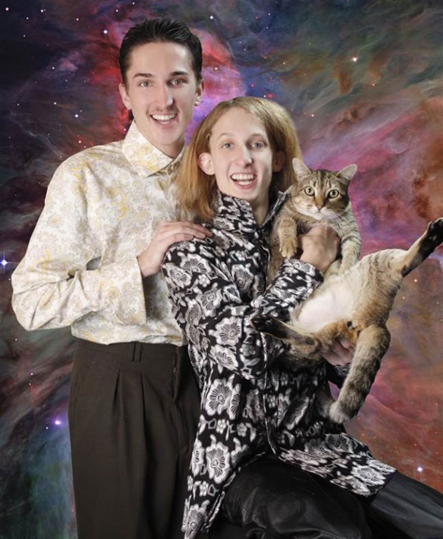 The-21-Most-Awkward-Family-Photos02-11-620x