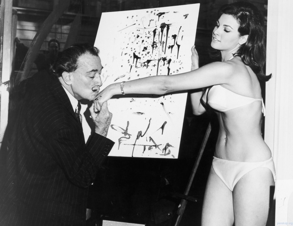 Salvador Dalí paints an abstract portrait of 25-year-old Raquel Welch